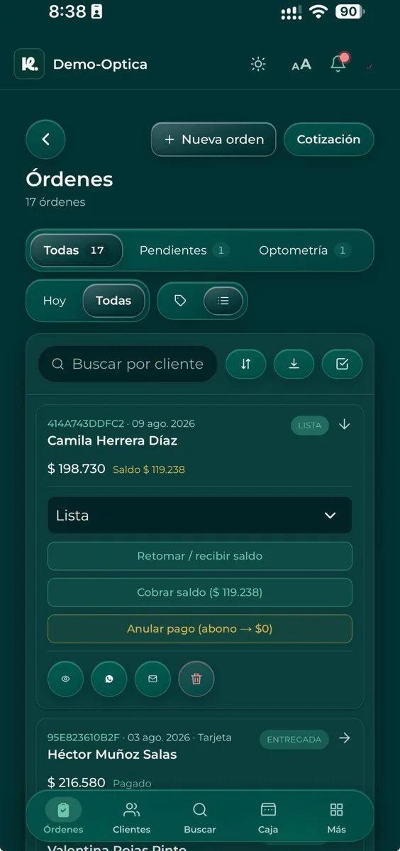 Usekora en el celular: la lista de órdenes de una óptica, con el saldo por cobrar de cada cliente y los botones para cobrar o avisar por WhatsApp