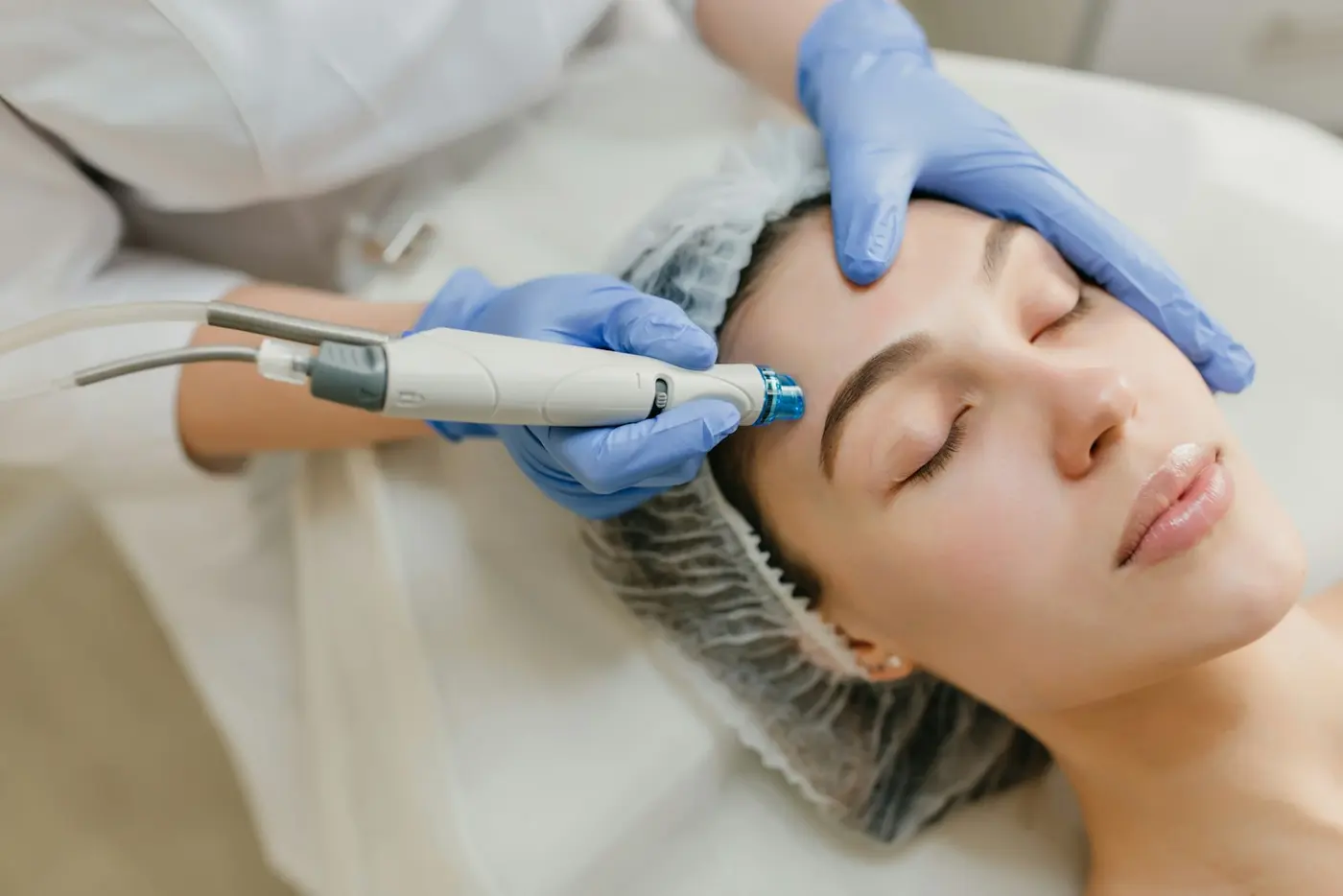 Tratamiento facial de piel realizado por una profesional con guantes