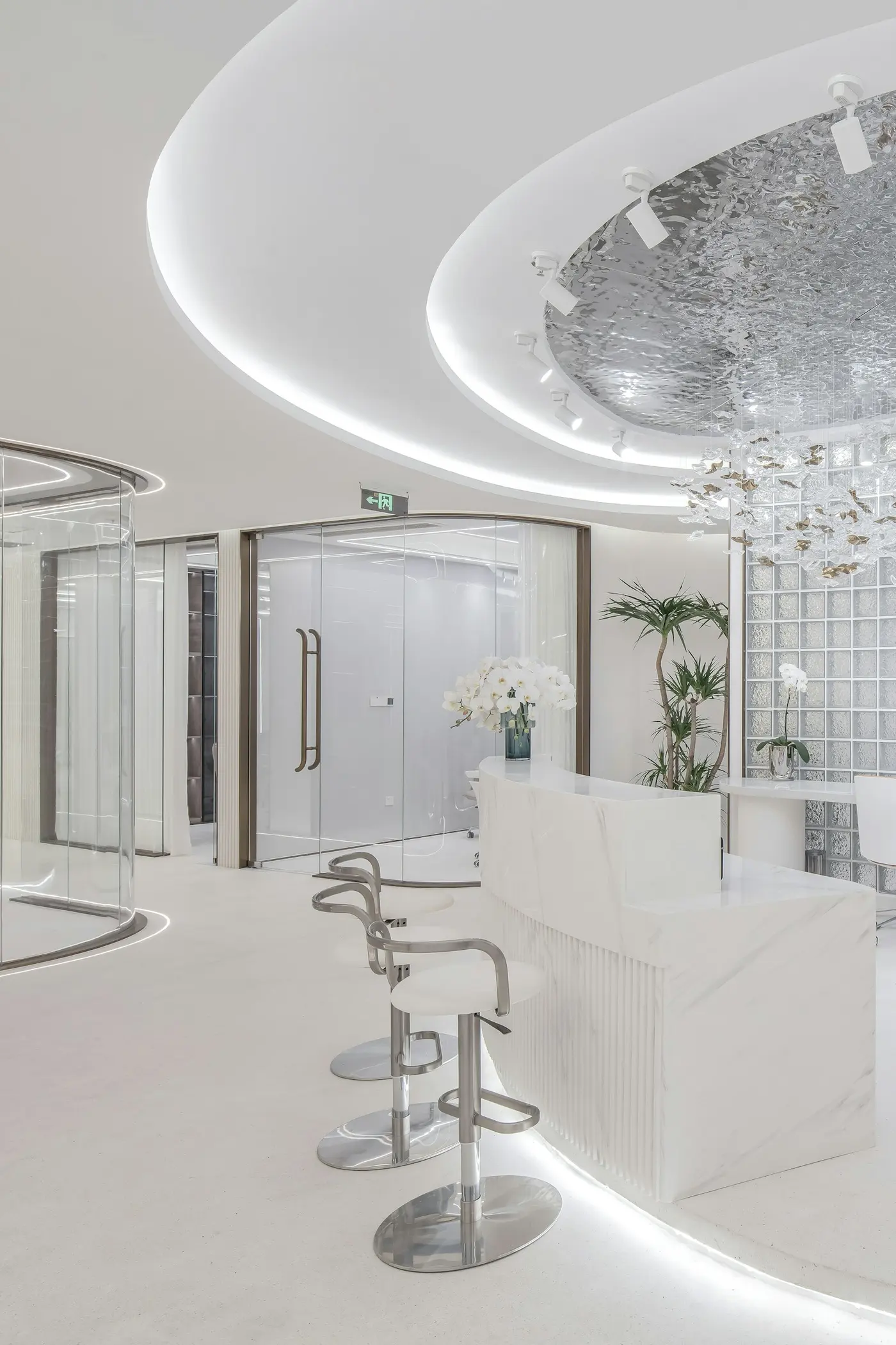 Recepción blanca y luminosa de una clínica estética